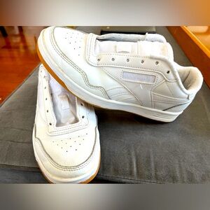 Reebok Woman’s Sneakers. White. Size 8